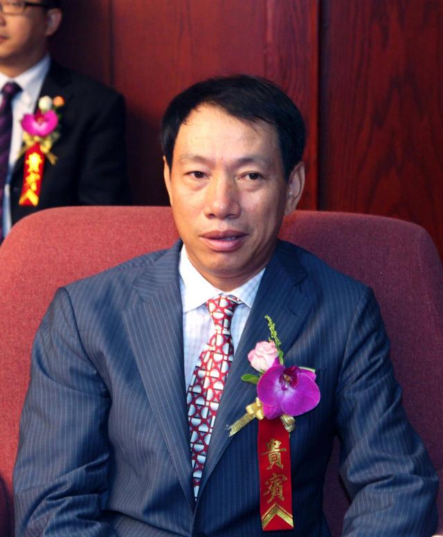 有新欢忘旧爱？福建首富254亿求婚云南白药，亲生公司连亏五年