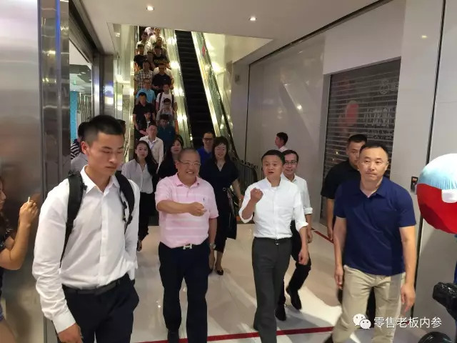 图说| 马云率阿里高管巡店盒马鲜生“验收”新零售，现场品尝龙虾帝王蟹