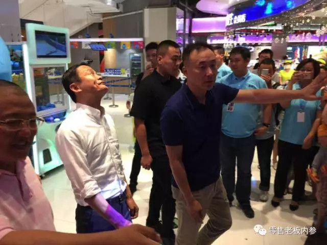 图说| 马云率阿里高管巡店盒马鲜生“验收”新零售，现场品尝龙虾帝王蟹